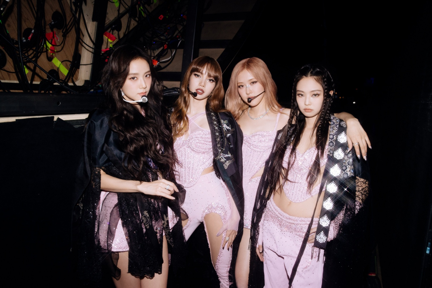 По слухам, BLACKPINK вернутся в мае с альбомом и отправятся в мировое турне по Европе, Северной Америке и Азии. По слухам, BLACKPINK вернутся в мае с альбомом и отправятся в мировое турне по Европе, Северной Америке и Азии.
