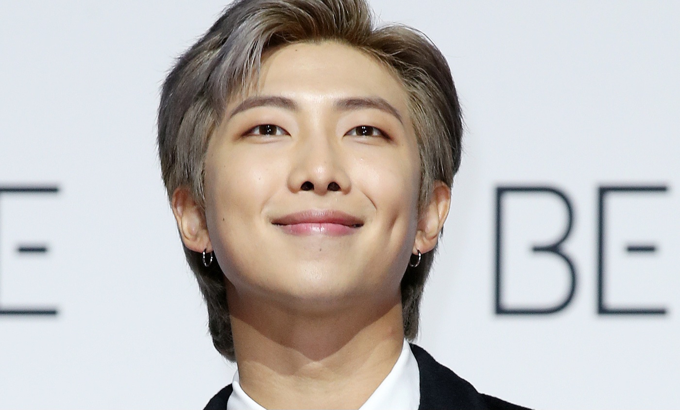 RM из BTS обвиняется в ношении нацистского символа на своей военной бейдже, ARMY объясняют его истинное значение RM из BTS обвиняется в ношении нацистского символа на своей военной бейдже, ARMY объясняют его истинное значение