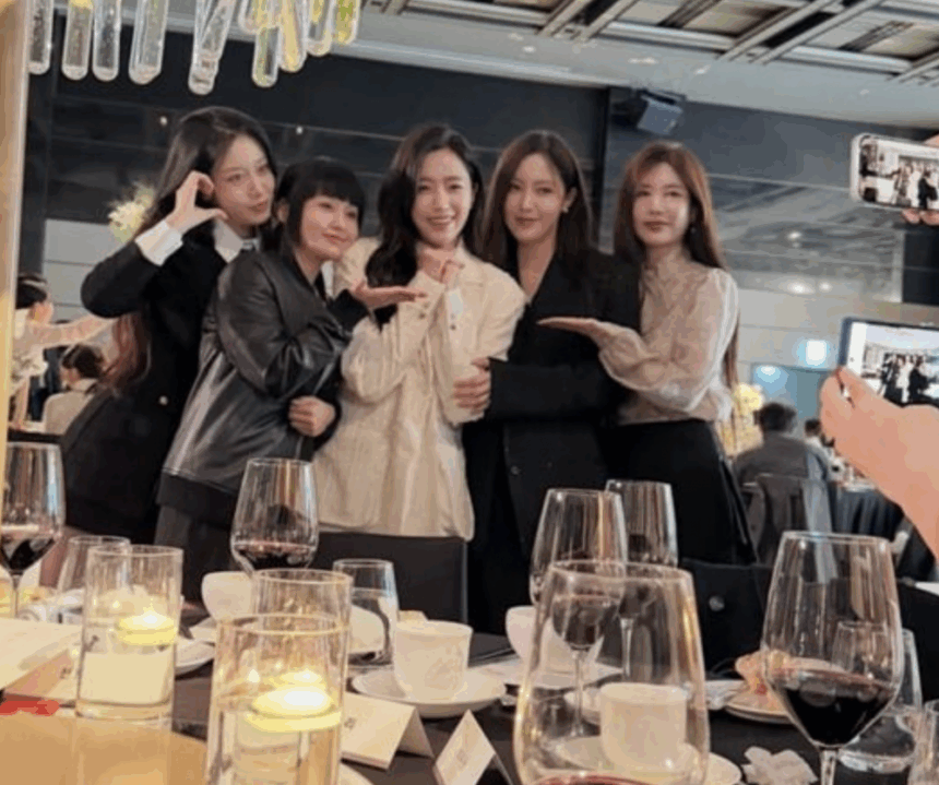 Участницы группы T-ara поддержалиЫнджон на свадьбе Участницы группы T-ara поддержалиЫнджон на свадьбе