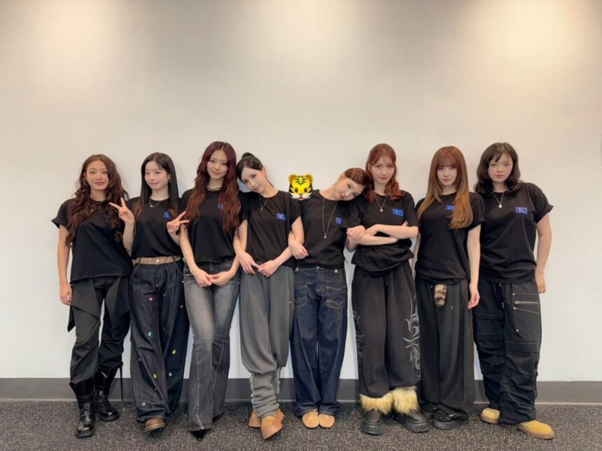 TWICE установили рекорд: первое выступление к-поп группы на стадионе Кай Так TWICE установили рекорд: первое выступление к-поп группы на стадионе Кай Так