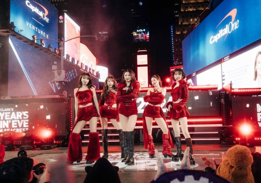 LE SSERAFIM: Первое выступление k-pop группы на новогоднем шоу в США LE SSERAFIM: Первое выступление k-pop группы на новогоднем шоу в США